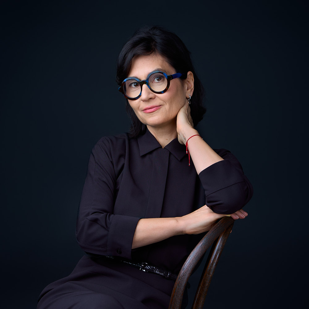 Portret kobiecy na krześle