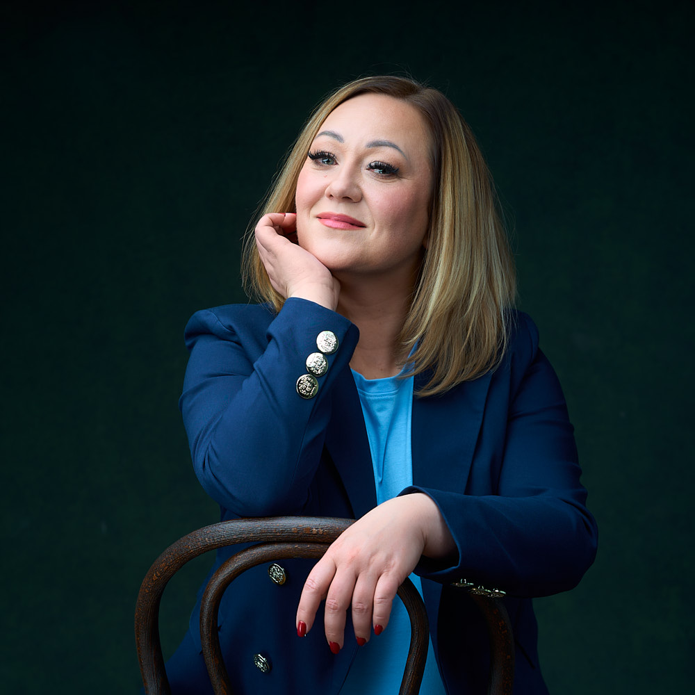 Portret kobiecy na krześle