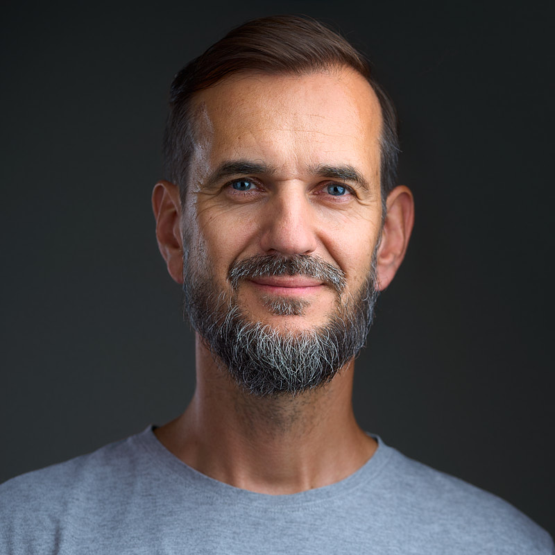 Portret headshot Marek Wołynko