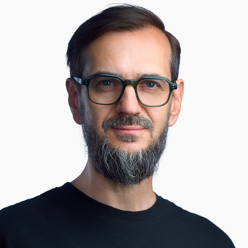Marek Wołynko - Associated Photographer w Headshot Crew. Ekspert od zdjęć portretowych typu headshot.