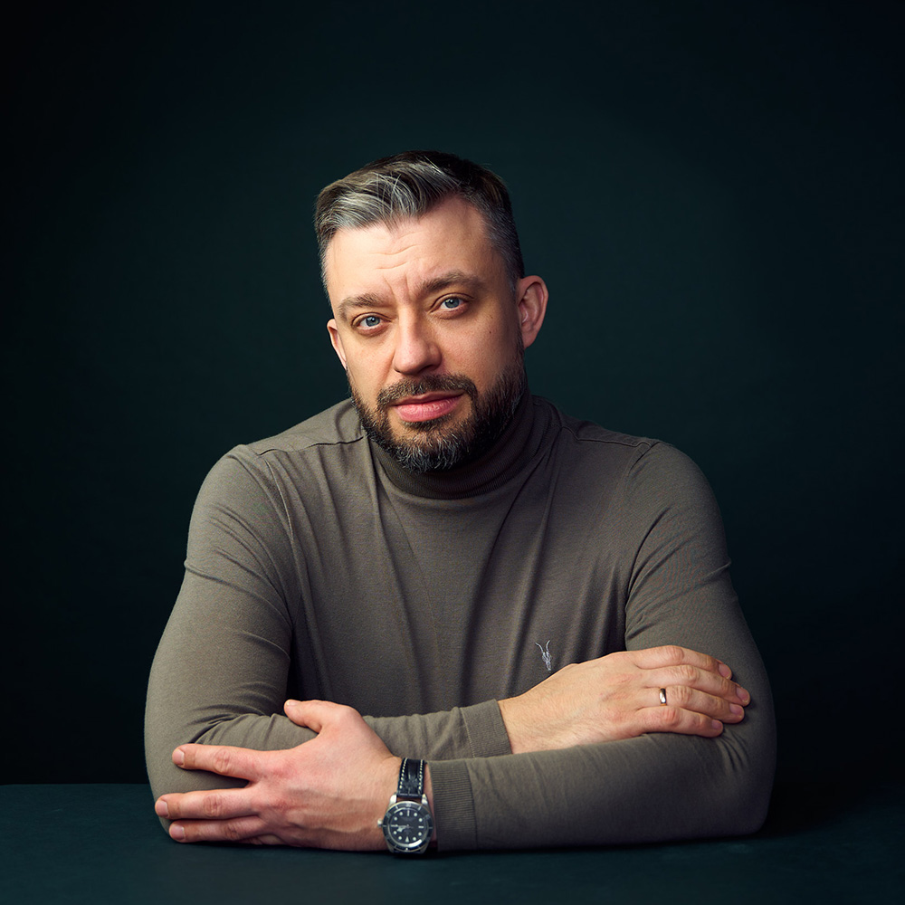 Profesjonalny portret lidera biznesu w studiu fotograficznym w Warszawie