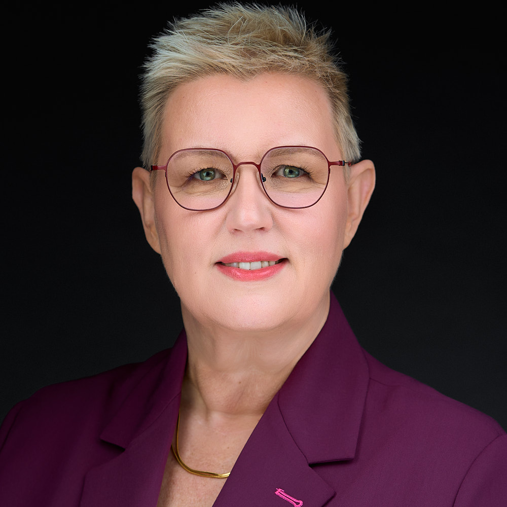 Portret biznesowy kobiety wsliwokowej  marynarce do komunikacji w social media