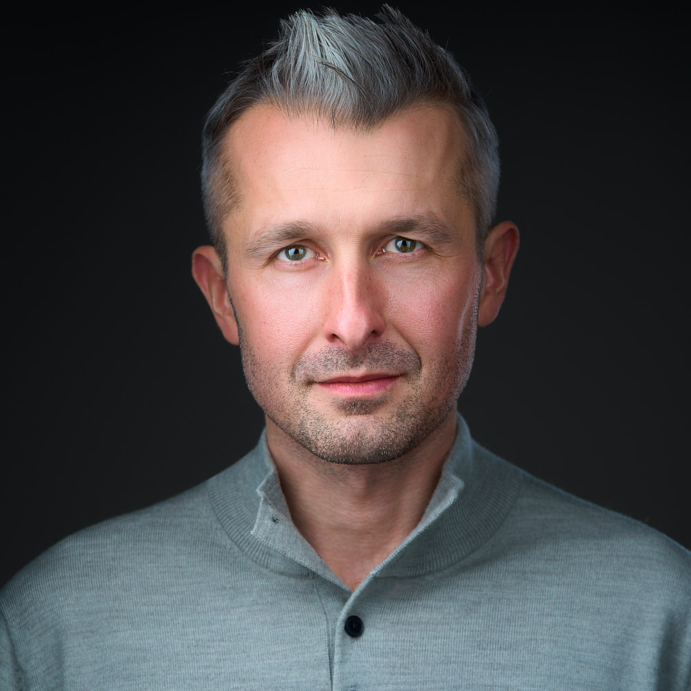 Profesjonalny portret lidera biznesu w studiu fotograficznym w Warszawie