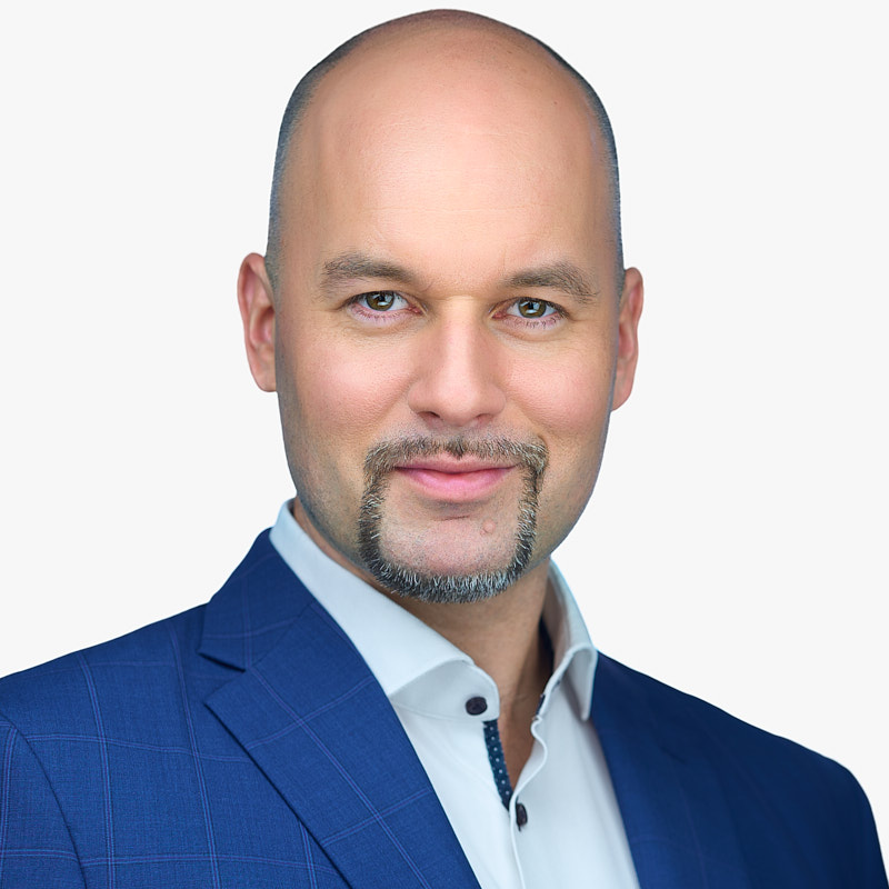 Portet headshot. Zdjęcie na białym tle wykonane przez fotografa Marka Wołynko.