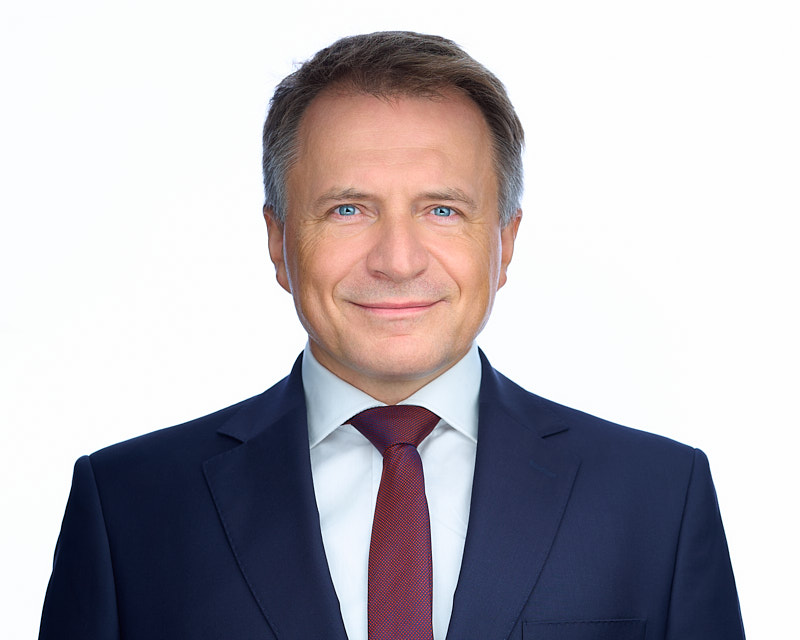 Portret biznesowy na białym tle – profesjonalna sesja wizerunkowa w biurze IBM Polska