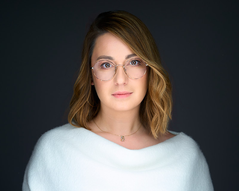 Portret biznesowy na ciemnym tle – profesjonalna sesja wizerunkowa w Warszawie