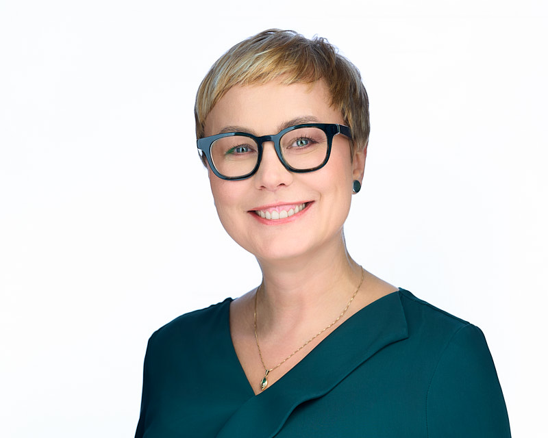 Profesjonalne zdjęcie biznesowe pracownika IBM Polska wykonane w sali konferencyjnej