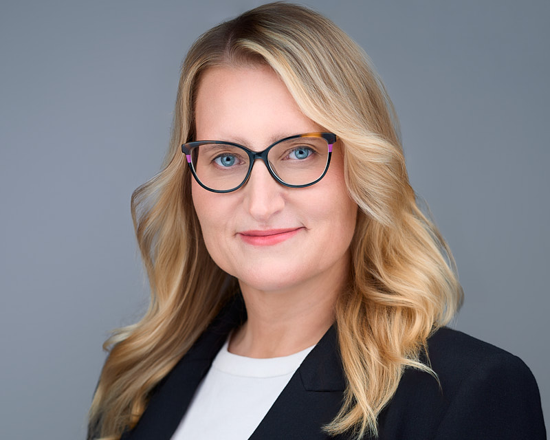 Portret notariuszki w eleganckim stylu biznesowym