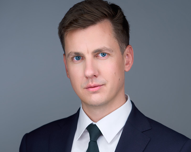 Portret zespołu kancelarii Notariuszenawoli na tle studyjnym