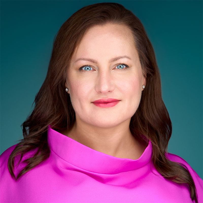 headshot liderki biznesu na turkusowym tle