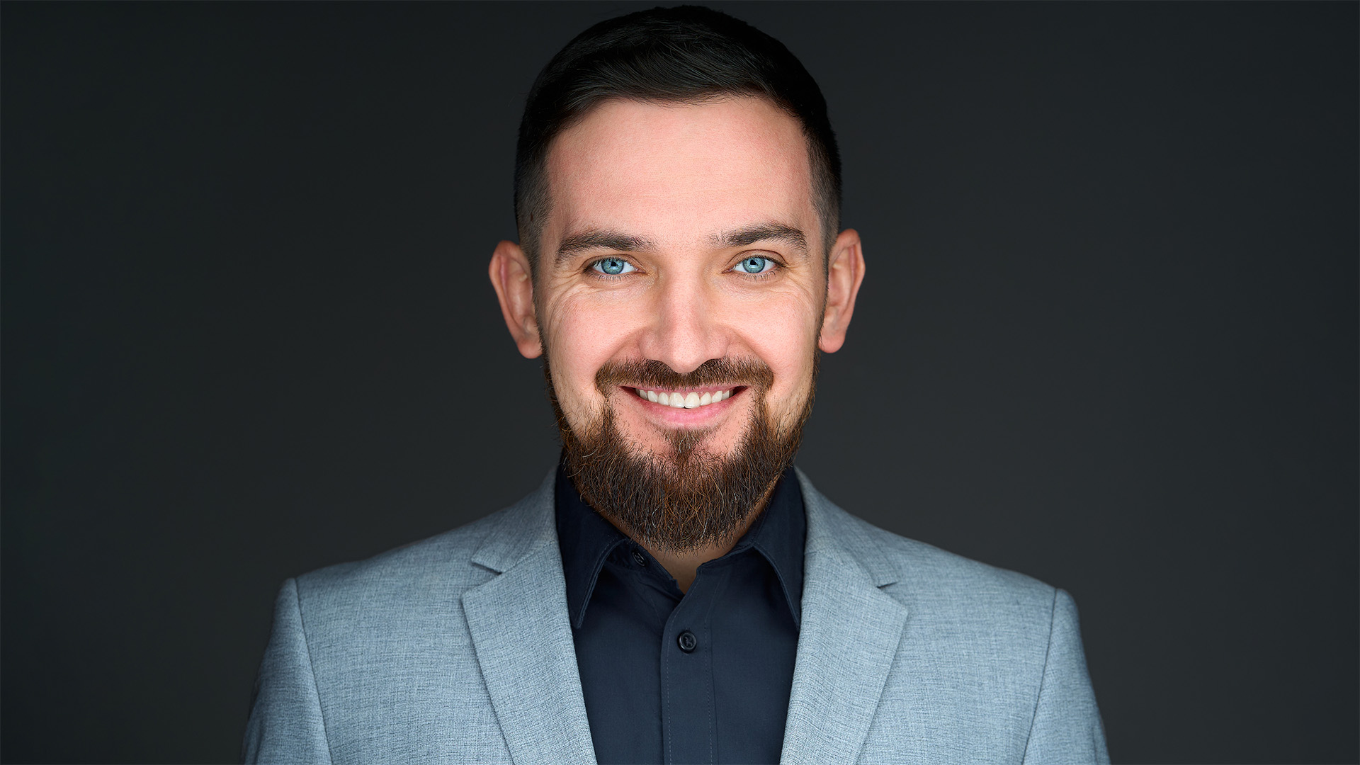 Headshot mezczyzny w szarej marynarce