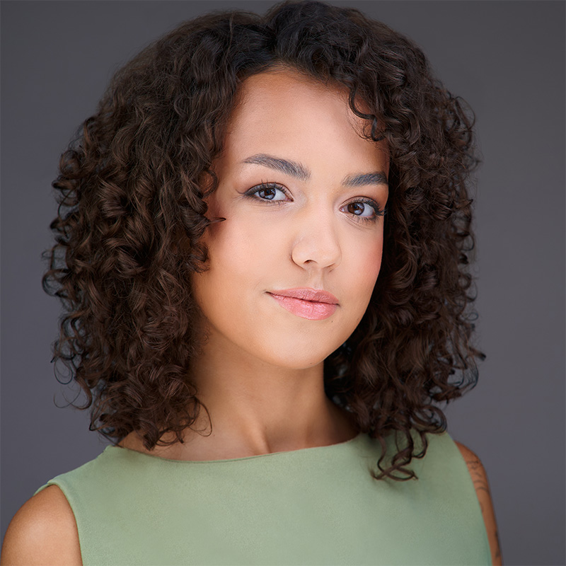 Kobiecy portret headshot wykonany na sesji dla firmy Henkel.