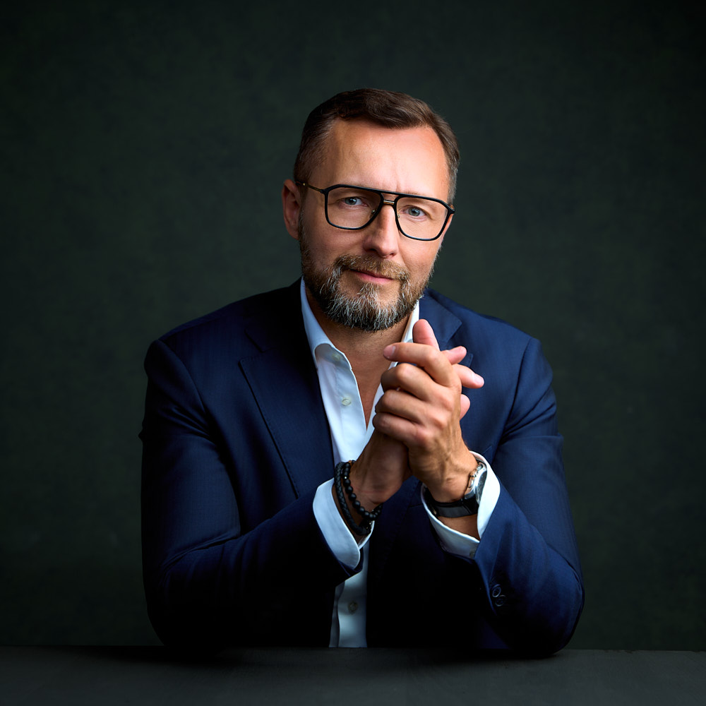 Zdjęcie lidera przy stole