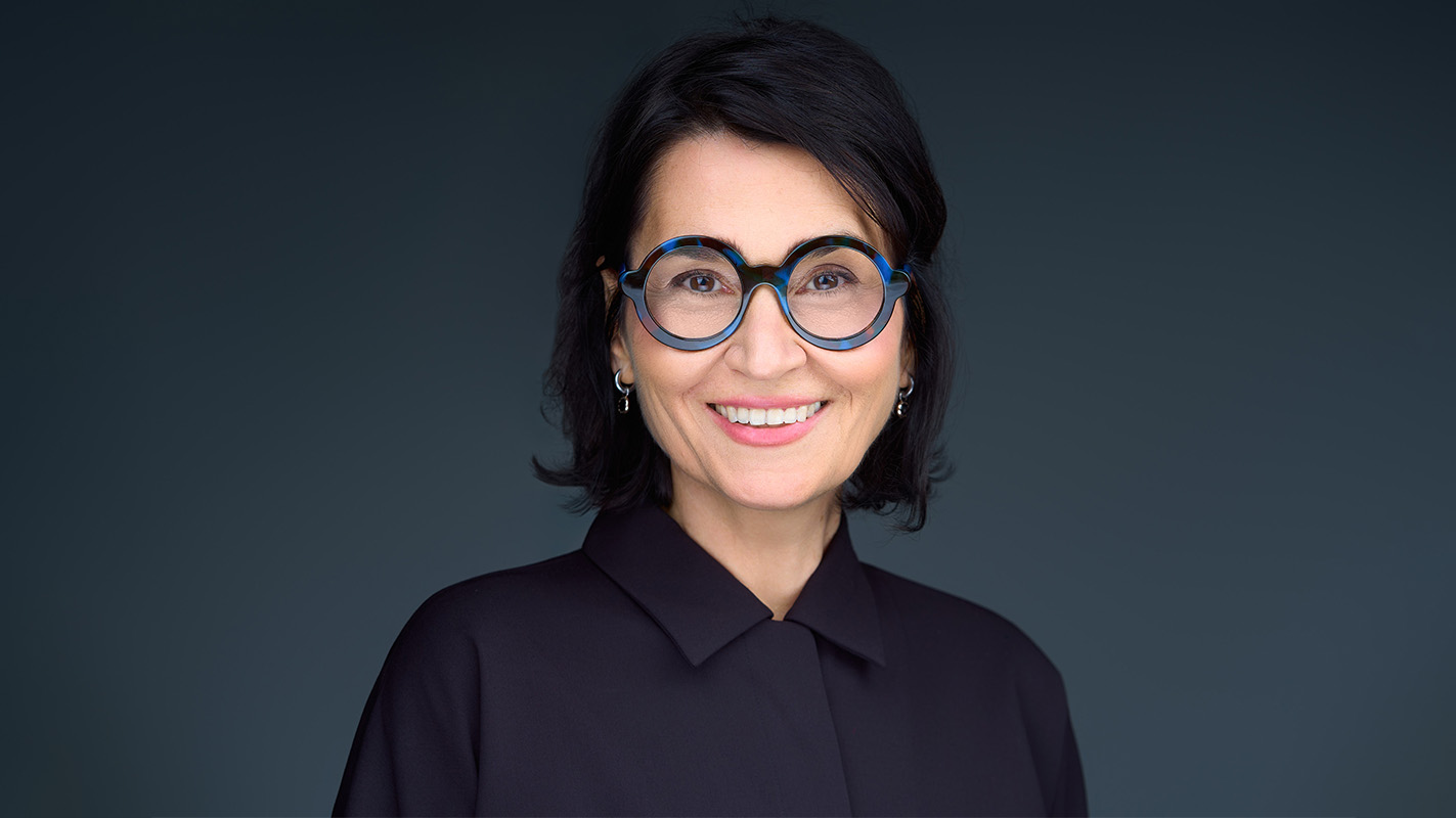 Portret biznesowy kobiety w okularach