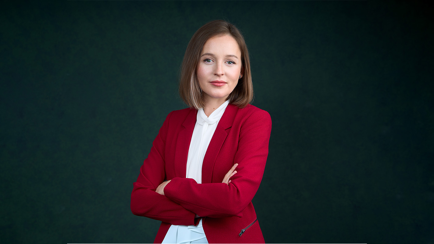 Portret biznesowy w pozycji stojącej