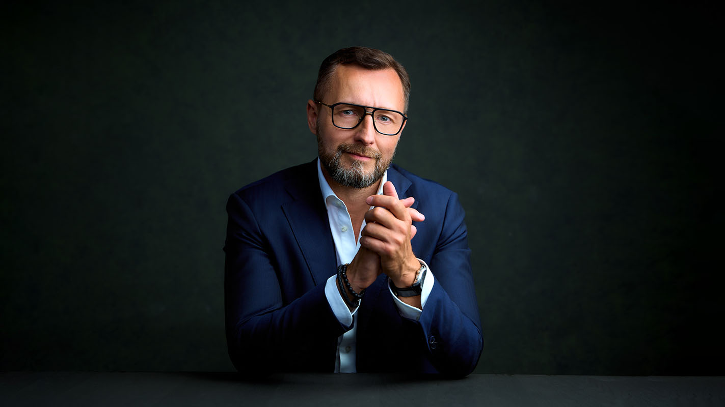 Portret biznesowy przy stole