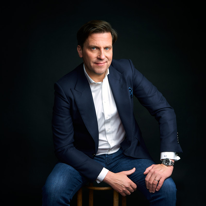 Portret CEO korporacji z branży energetycznej.