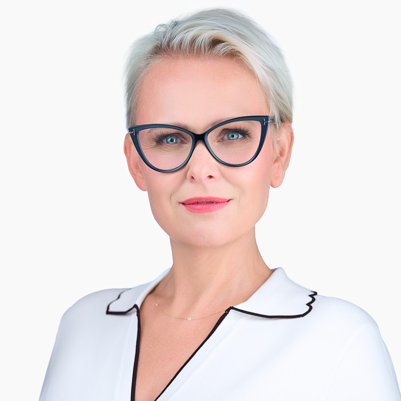 Kobiecy portret typu headshot CEO firmy z branży digitalizacji i archiwizacji