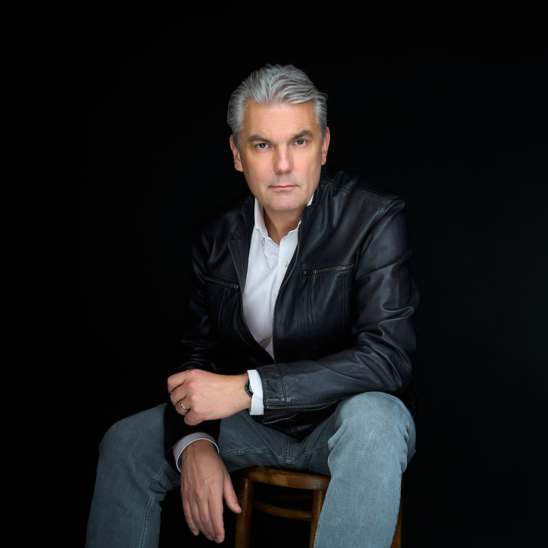 Portret experta na czarnym tle