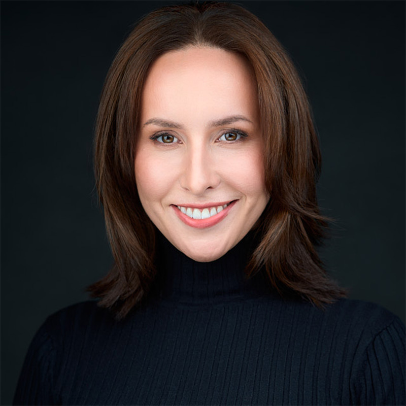 Portret typu headshot liderki biznesu na czarnym tle