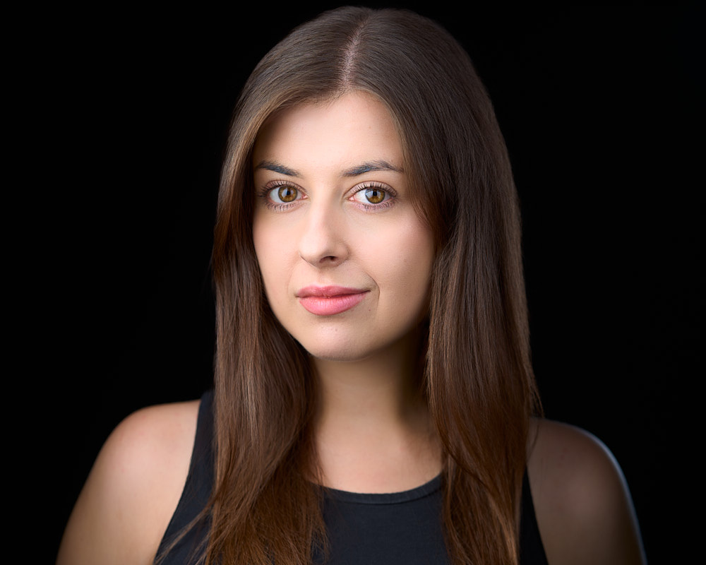 Portret headshot z nagimi ramionami