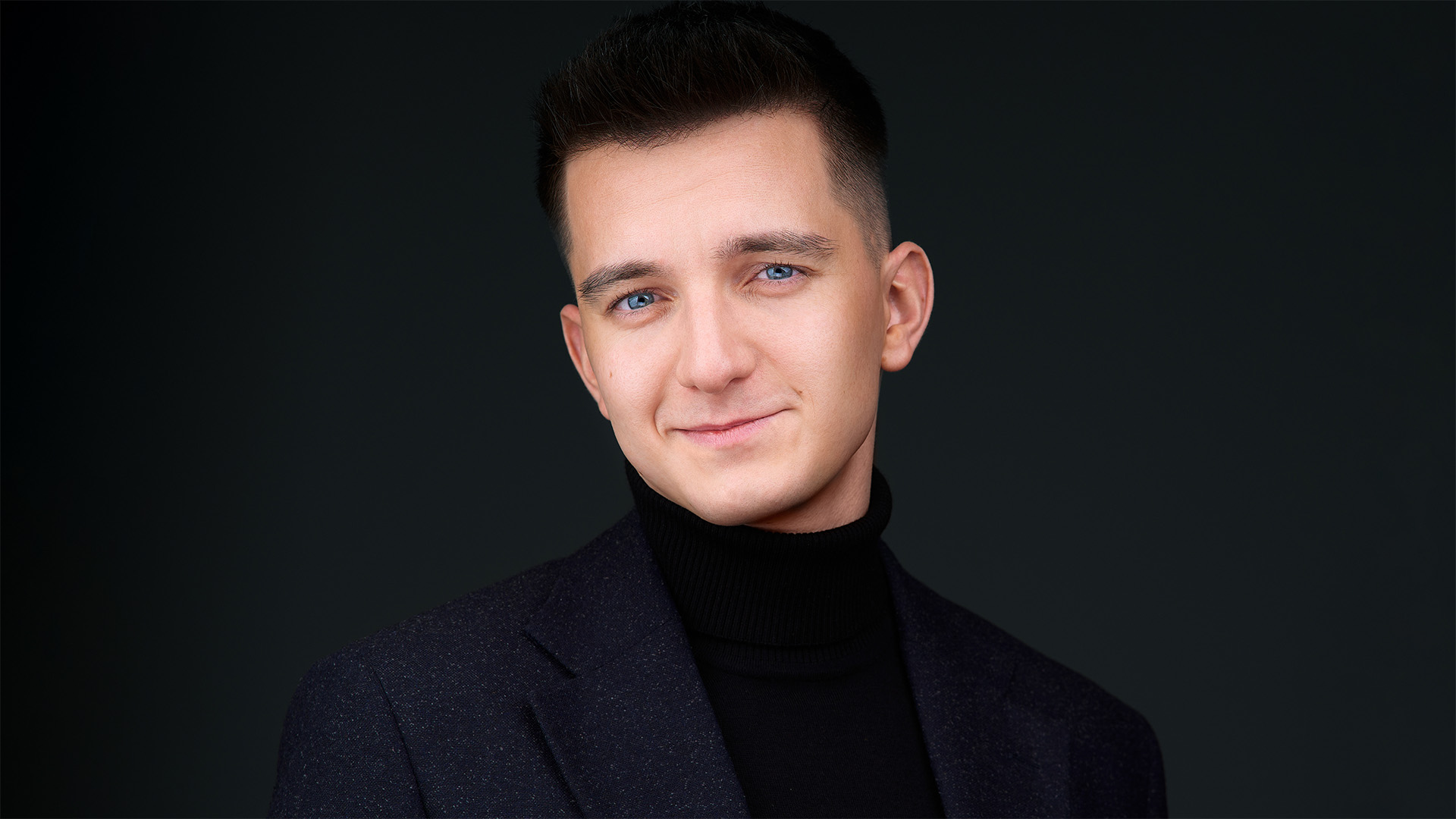 Portret headshot mężczyzny w golfie