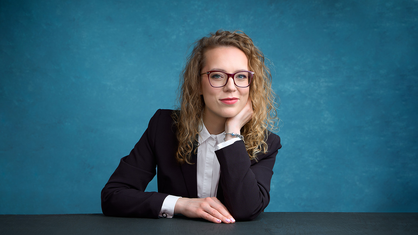 Portret biznesowy w pozycji stojącej