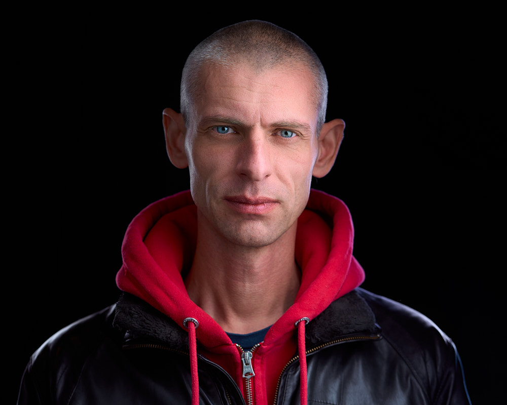 Portret meżczyzny na czarnym tle