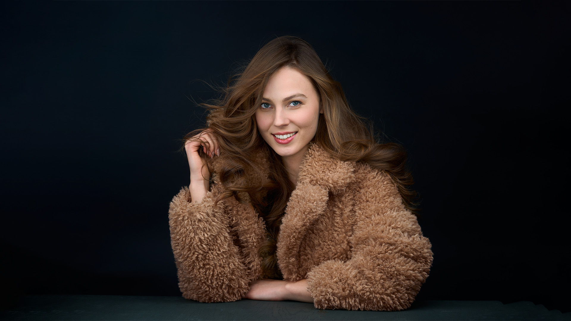 Portret przy stole kobiety w futrze