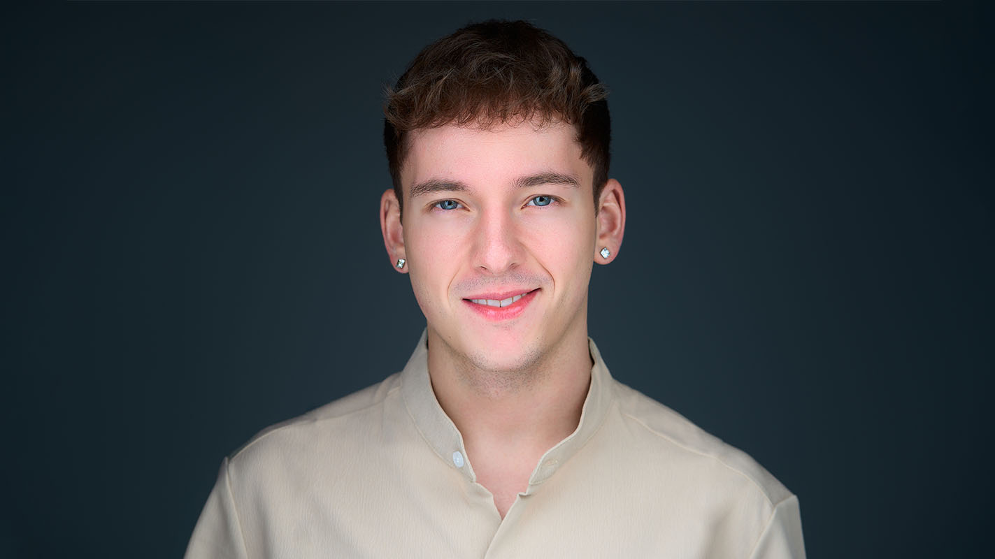 Portret typu headshot meżczyzna z kolczykami