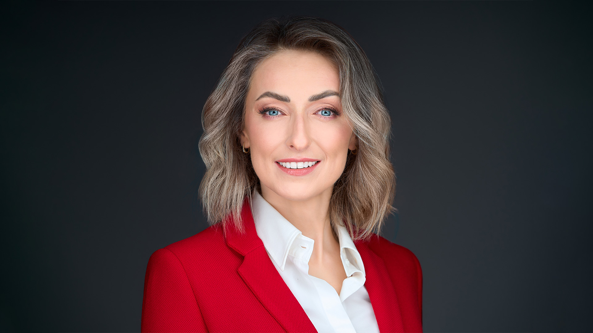 Sesja biznesowa - portret kobiety czerwonej marynarce