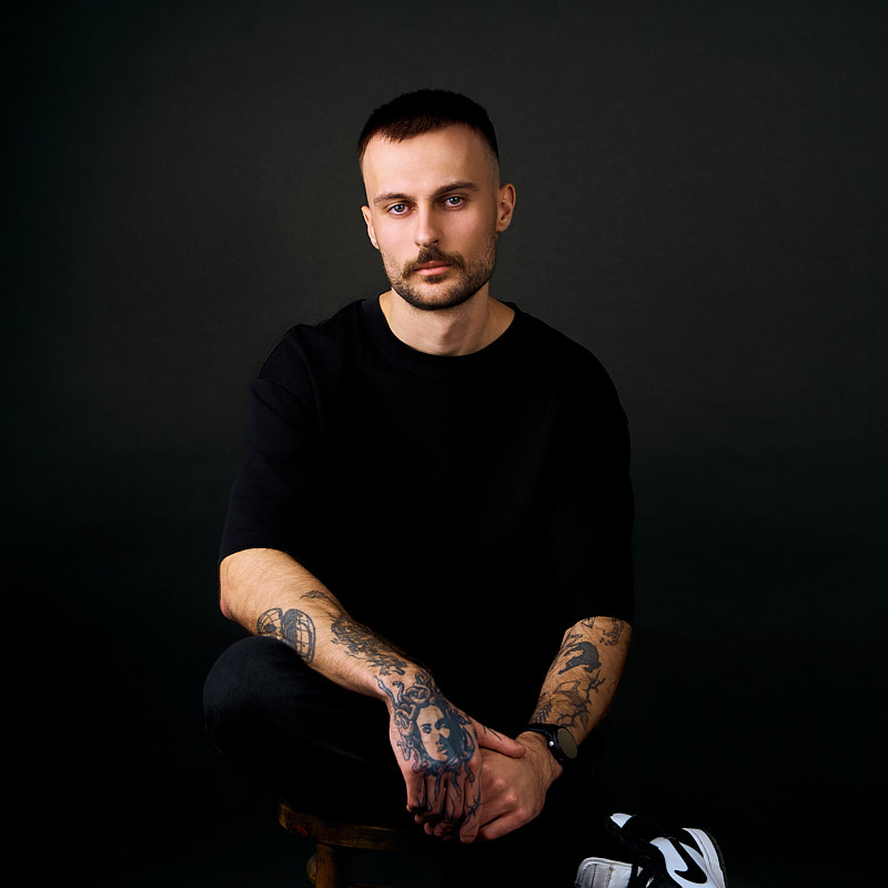 Portret młodego experta od technologi mainframe.