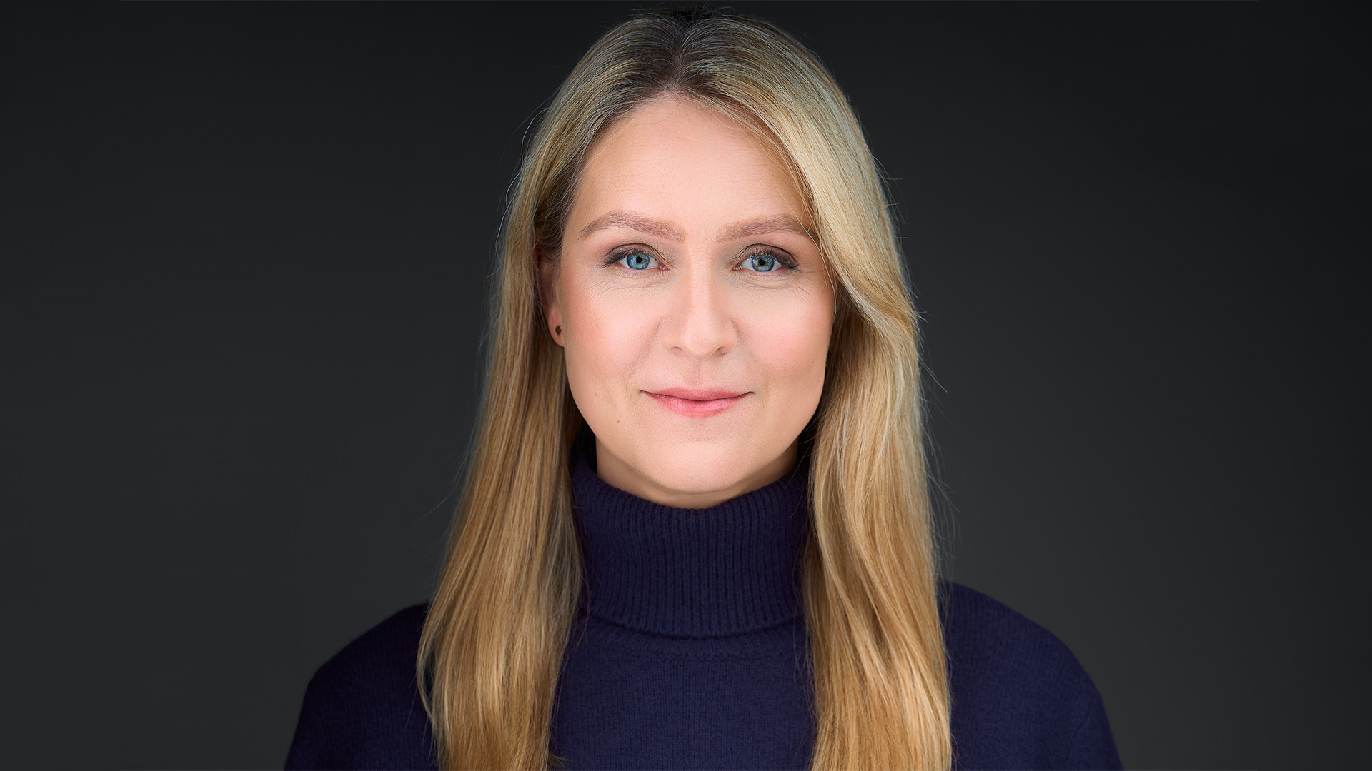 Zdjęcie biznesowe - portret kobiety w golfie