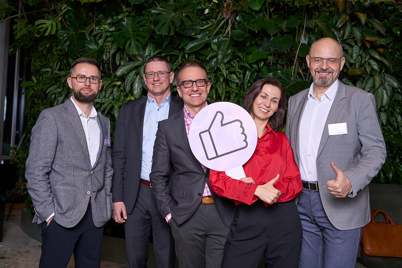 Zdjęcie grupowe z konferencji. Klient: Commvault. Fotograf: Marek Wołynko.