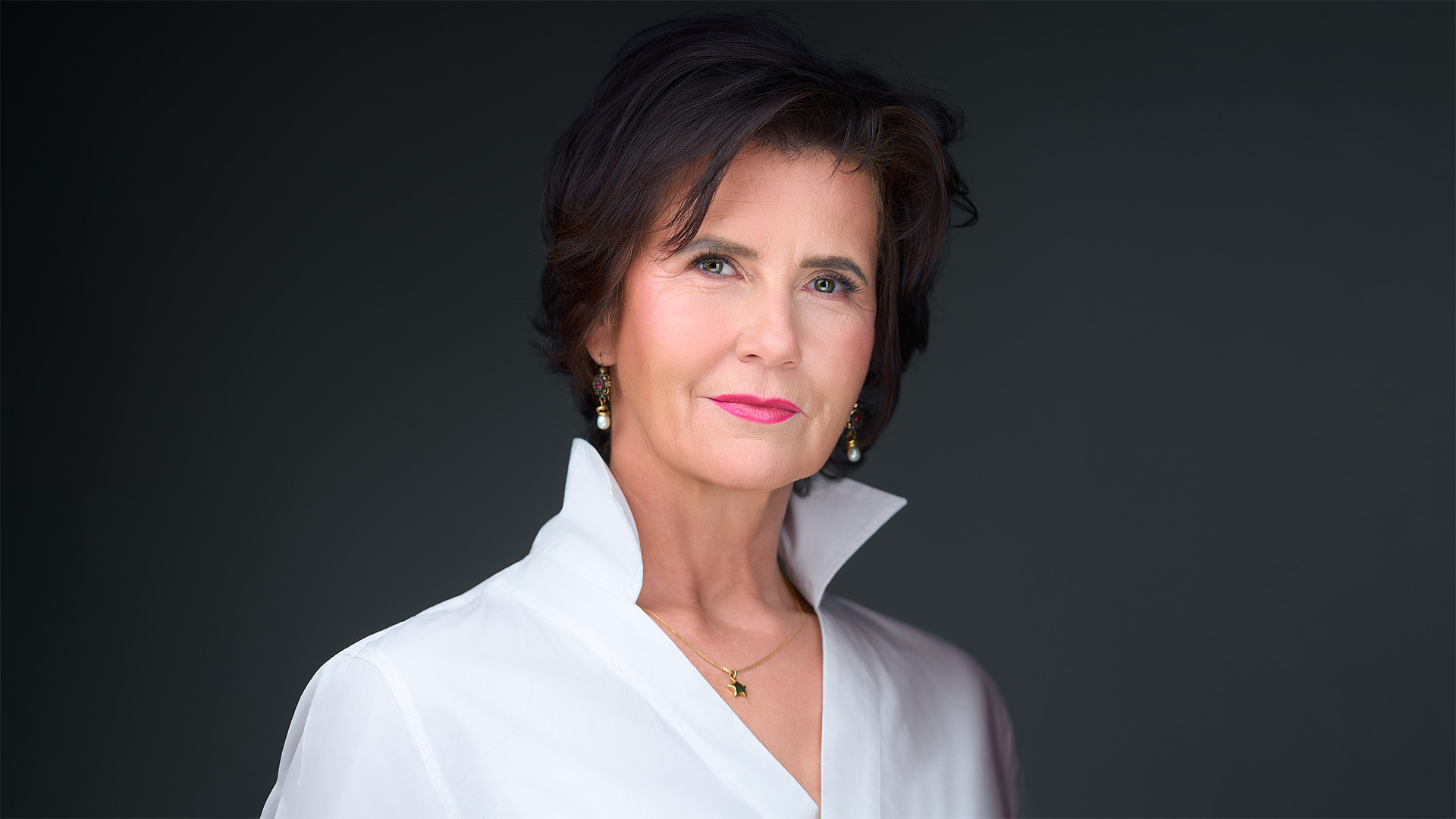 Zdjęcie portretowe kobiety na czarnym tle